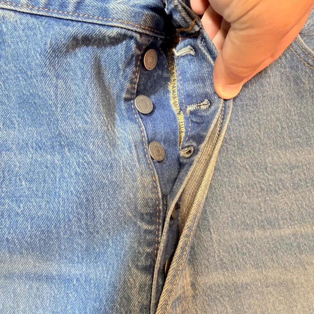 Levis 501 Original Fit Jeans Straight Leg Button‎ Fly 100% Cotton Blue Black